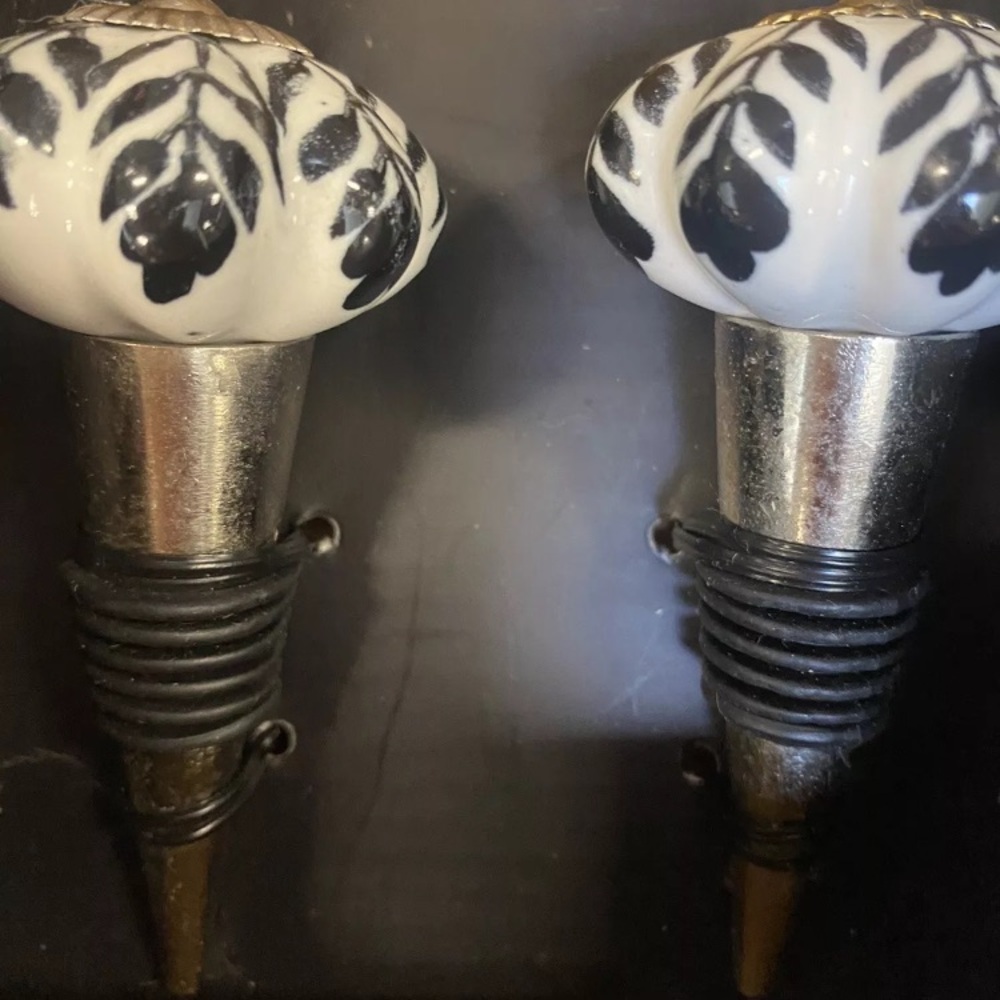 Casa Decor Set of 2 Bottle Stoppers Black & White Floral Wine Corks Bar NEW - Picture 7 of 7